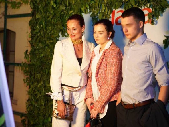 Leonarda Lončar sa svojom djecom blizancima.