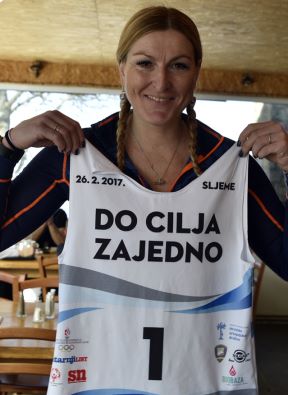 Janica Kostelic u šetnji sa svoje dvoje djece