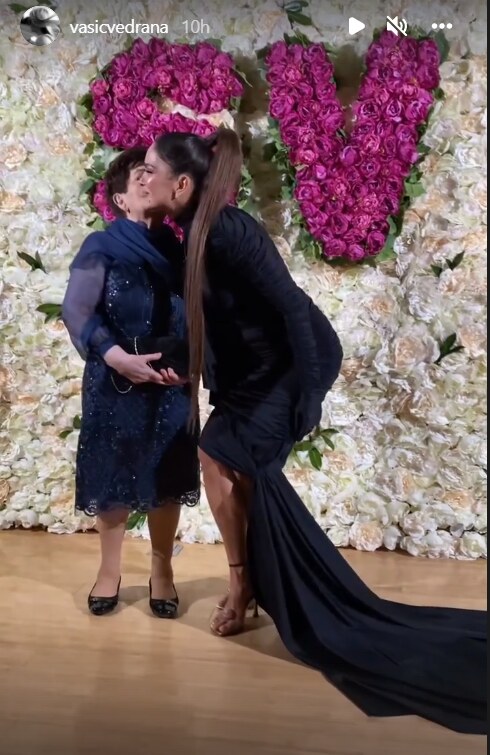 Severina je s majkom Anom pozirala pred cvjetnim zidom s njezinim inicijalima