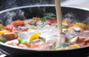 Piletina s vrhnjem i paprikom - slika uz recept.jpg
