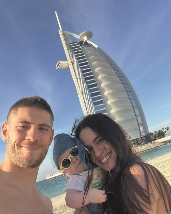 Andrej Kramarić i Mia Kramarić sa sinom Viktorom