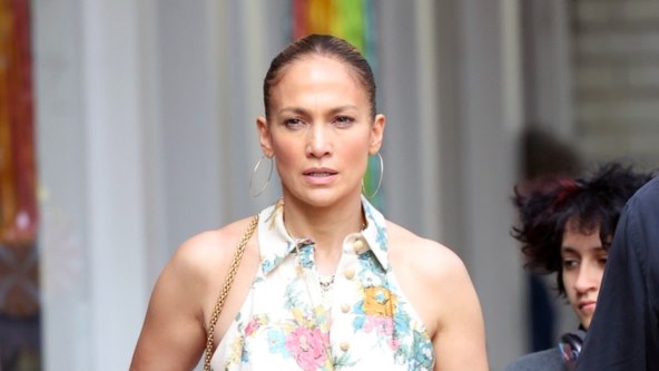 Jennifer Lopez u kratkom kombinezonu.jpg