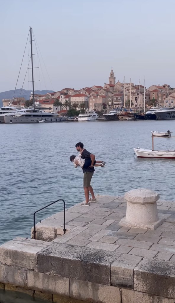 Vedran Ćorluka i sin Viktor se igraju na molu