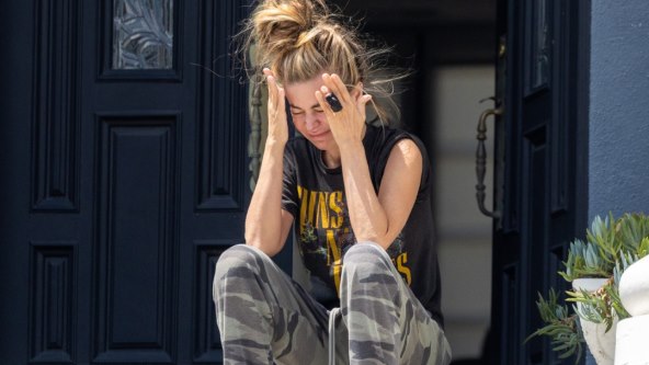 Carmen Electra sjedi uplakana na stepenicama ispred kuće