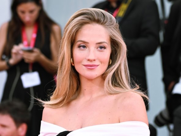 Izabel Kovačić prisustvovala je premijeri filma 'Ferrari' u Veneciji.