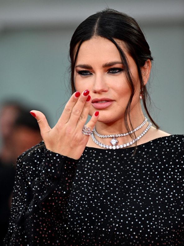 Adriana Lima izgleda različito na paparazzi fotkama i na Instagramu