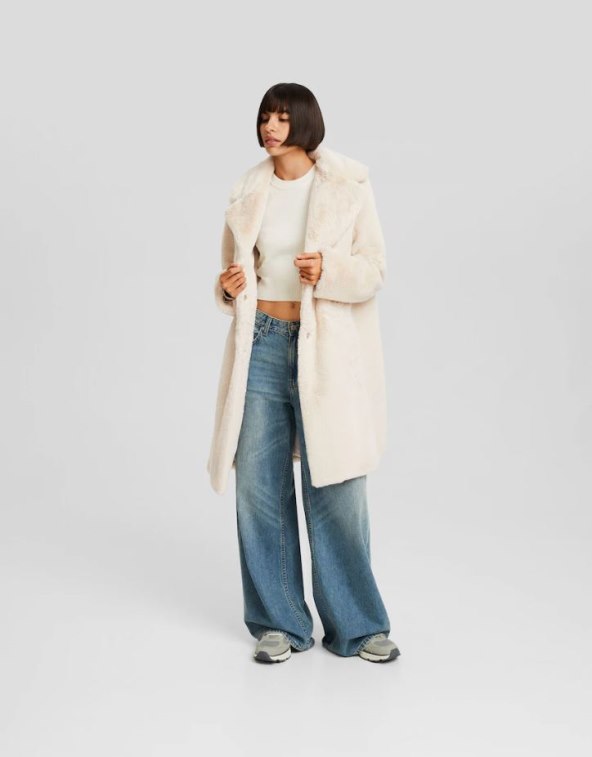 Plišani kaput sa šiljastim reverima, Bershka, 35,99 EUR/ 271,17 KN