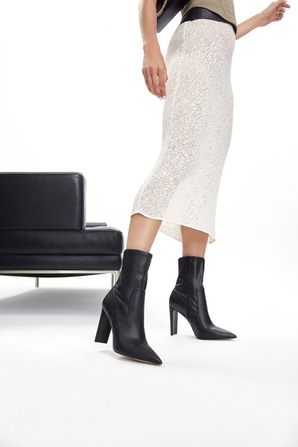 fw23_f2_w_blackfriday_w_dove_jetblack_07629.jpg