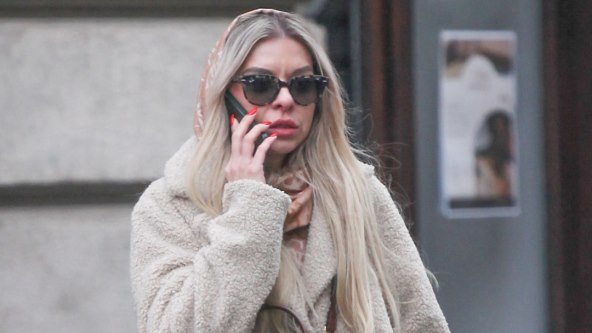 Dama na špici u teddy kaputu s Gucci torbom