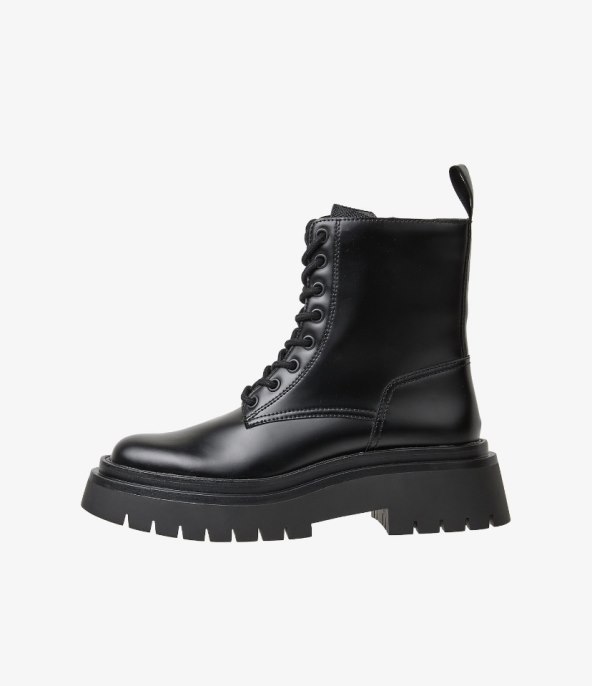 BERSHKA/ Gležnjače s vezicama/ 35.99 €