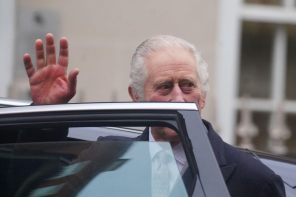 Kralj Charles uočen na cesti nakon što je hitno hospitaliziran