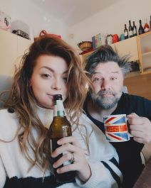 Ella Dvornik i Charles Pearce upoznali su se 2014. godine, a imaju dvije kćeri