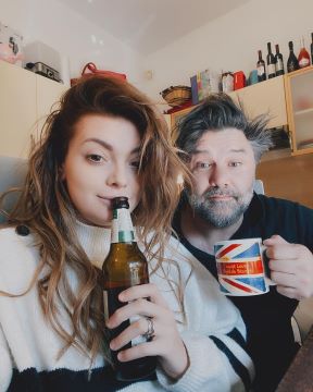 Ella Dvornik i Charles Pearce upoznali su se 2014. godine, a imaju dvije kćeri