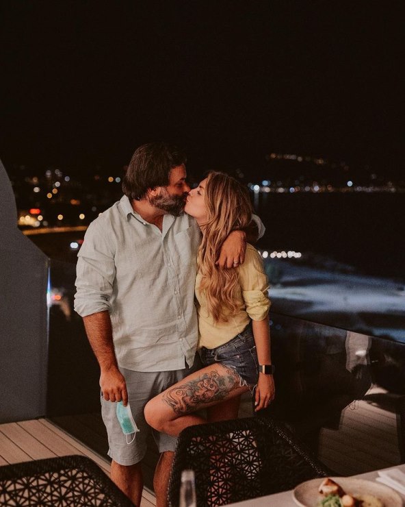 Ella Dvornik i Charles Pearce upoznali su se 2014. godine, a imaju dvije kćeri