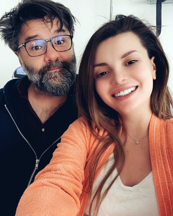 Ella Dvornik i Charles Pearce upoznali su se 2014. godine, a imaju dvije kćeri