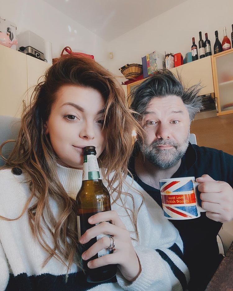 Ella Dvornik i Charles Pearce upoznali su se 2014. godine, a imaju dvije kćeri