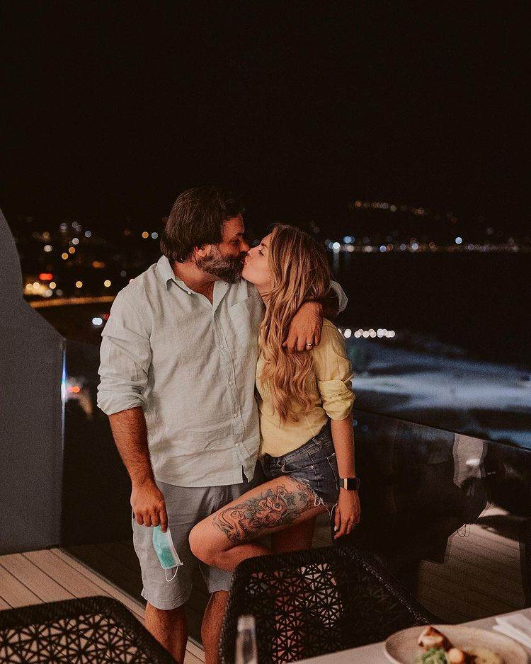 Ella Dvornik i Charles Pearce upoznali su se 2014. godine, a imaju dvije kćeri