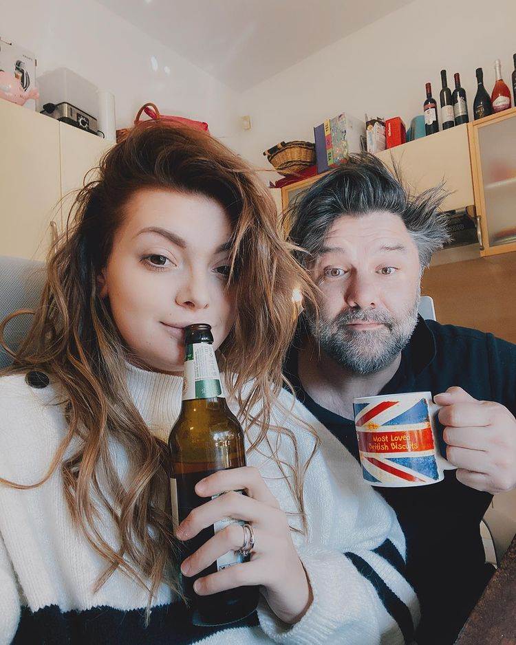 Ella Dvornik i Charles Pearce upoznali su se 2014. godine, a imaju dvije kćeri