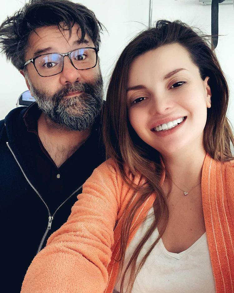 Ella Dvornik i Charles Pearce upoznali su se 2014. godine, a imaju dvije kćeri