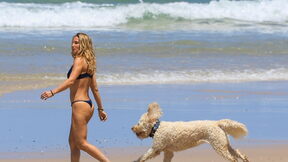 Elsa Pataky na plaži sa psom