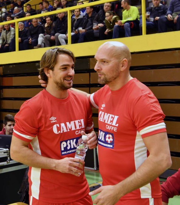 Ivica Mornar je bivši hrvatski nogometaš.