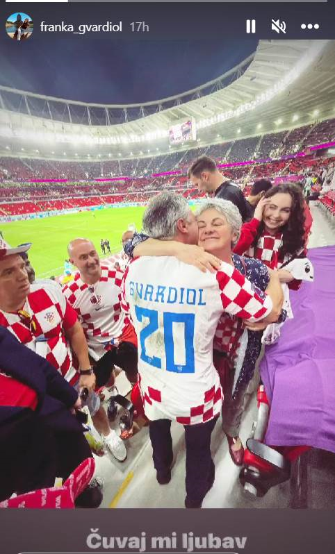 Roditelji Joška Gvardiola se grle.