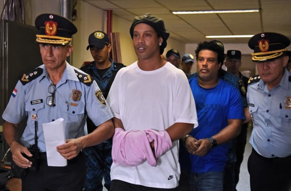 Kako je Ronaldinho doživio bankrot i završio u zatvoru?