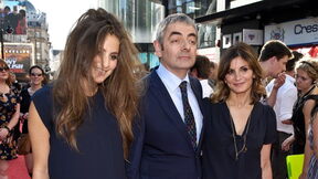 Rowan Atkinson i Lily Sastry