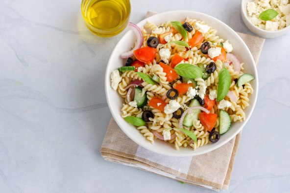 Grčka salata s tjesteninom