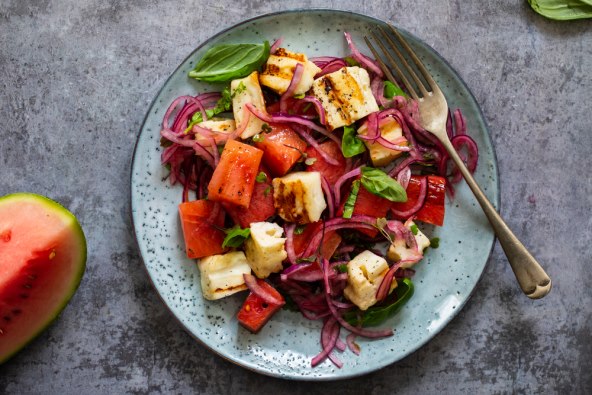 Salata s grilanim halloumi sirom