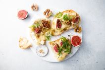 Bruschette sa sirom i smokvama