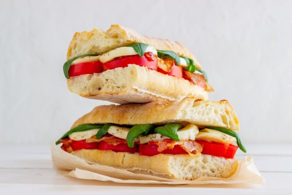 Sendvič s mozzarellom i rajčicom