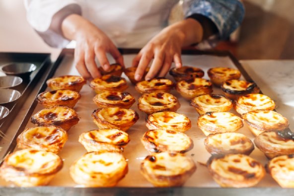Pasteis de Nata portugalsko je pecivo od lisnatog tijesta punjeno kremom od jaja
