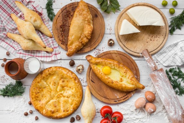 Gruzijsko jelo kačapuri sa sirom iz tave
