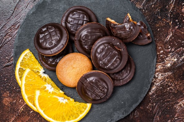 Recept za neodoljivu bingo tortu božanstvena kombinacija jaffa keksa, oraha i pudinga od vanilije