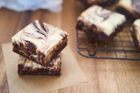 Neodoljiv cheesecake brownie s mramornim efektom