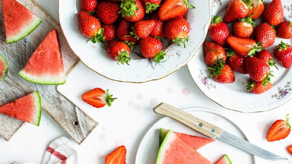 Ljetna pavlova torta s lubenicom, jagodama i bijelom čokoladom