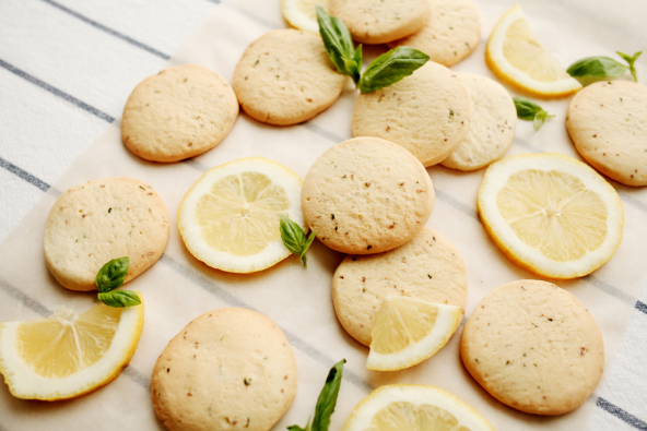 Keksi s limunom i bosiljkom.png