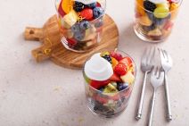 Voćna salata s dresingom od meda, limete i maka.jpg