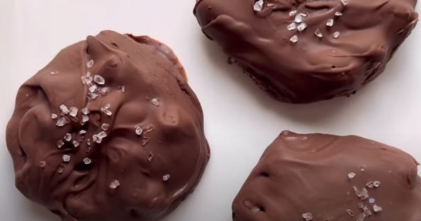 Kako napraviti ledene slastice od jogurta, voća i čokolade