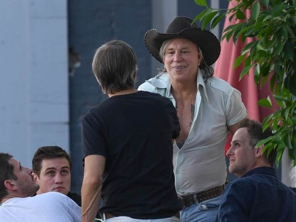 Mickey Rourke unakazio je svoje lice plastičnim operacijama.