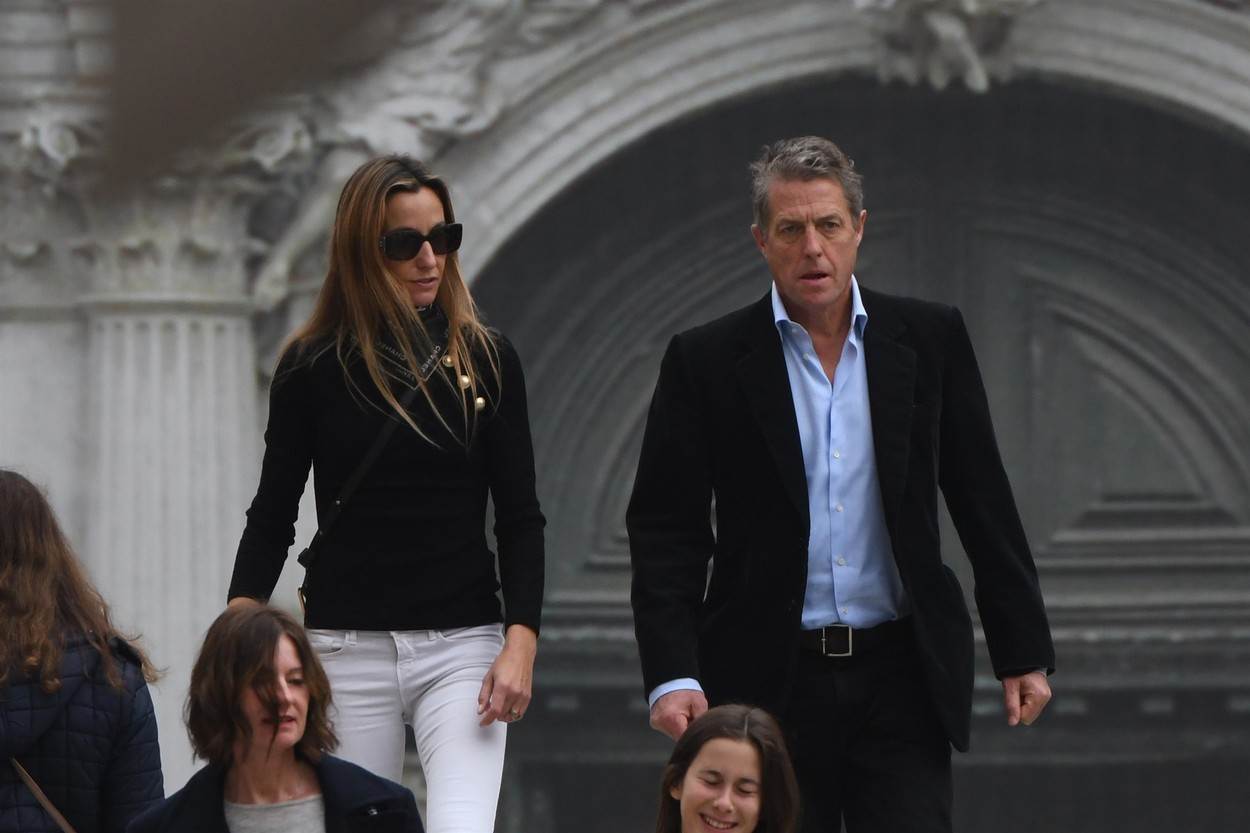 Hugh Grant i Anna Elisabet Eberstein