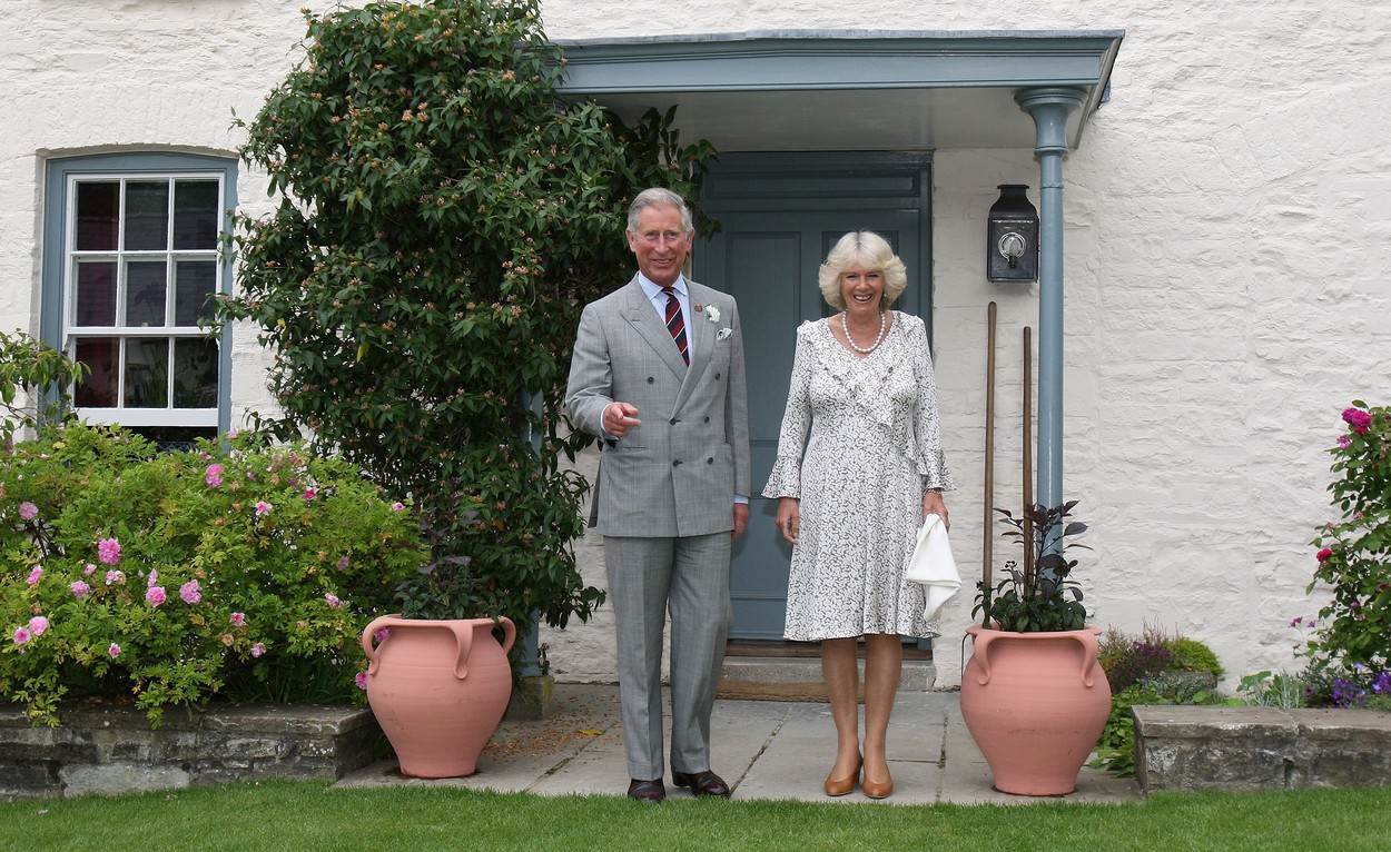 princ Charles i vojvotkinja Camilla ispred kuće