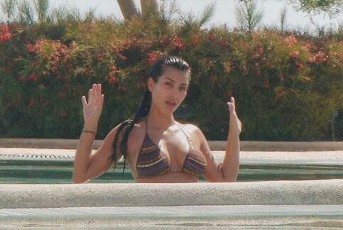 Kim Kardashian pokazuje sve svoje atribute 