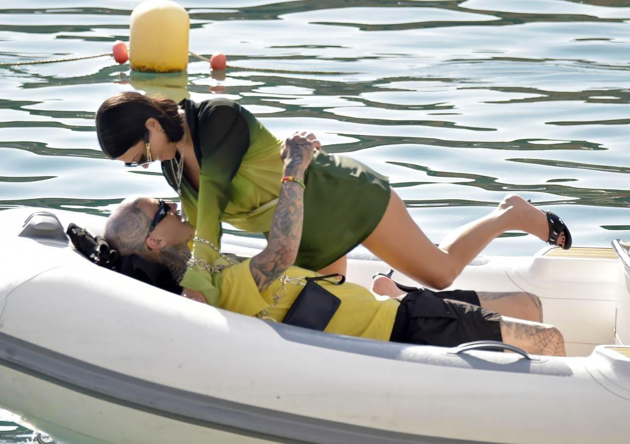 Kourtney Kardashian i Travis Barker vole se javno ljubakati