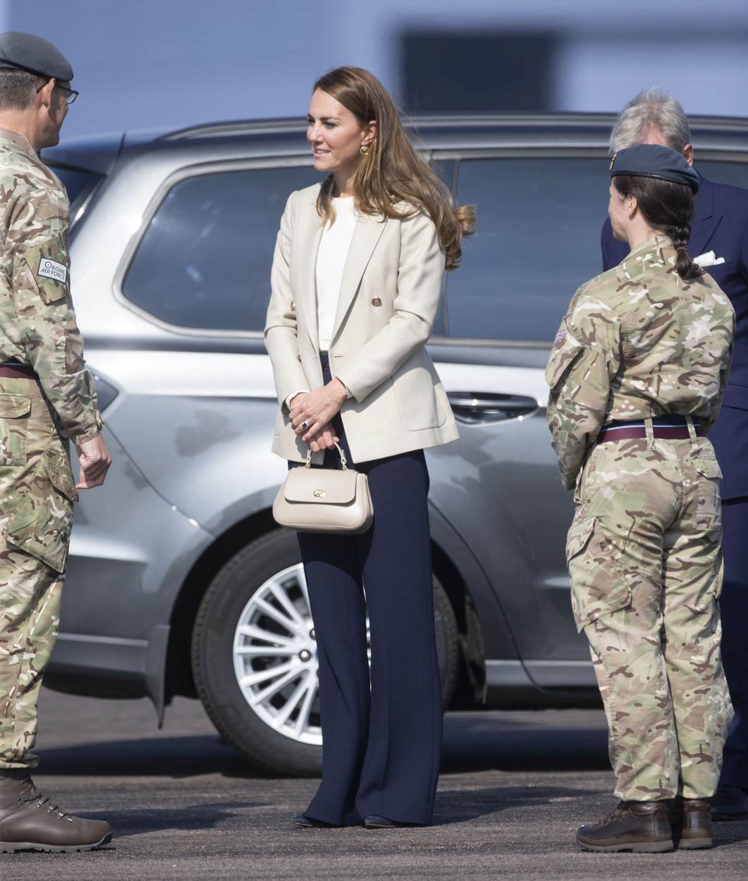 Kate Middleton u blejzeru brenda Reiss.