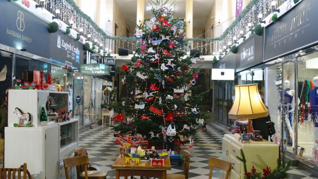 Ukrašeno božićno drvce u prolaz Matice hrvatskih obrtnika