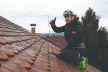 Mario Valentić popravlja krov u Petrinji