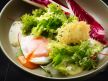Cezar salata, hrskavi parmezan, poširano jaje.jpg