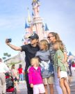Luka Modrić i Vanja Modrić s djecom u Disneylandu